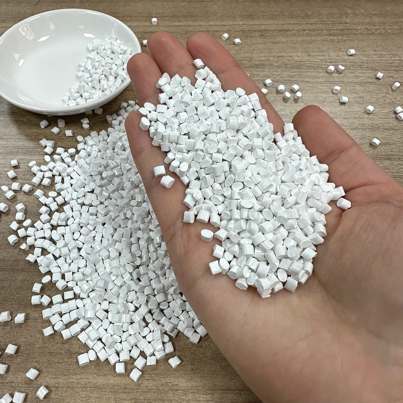 DGK-ABS ZG176A light-shielding ABS white pellet hand sample