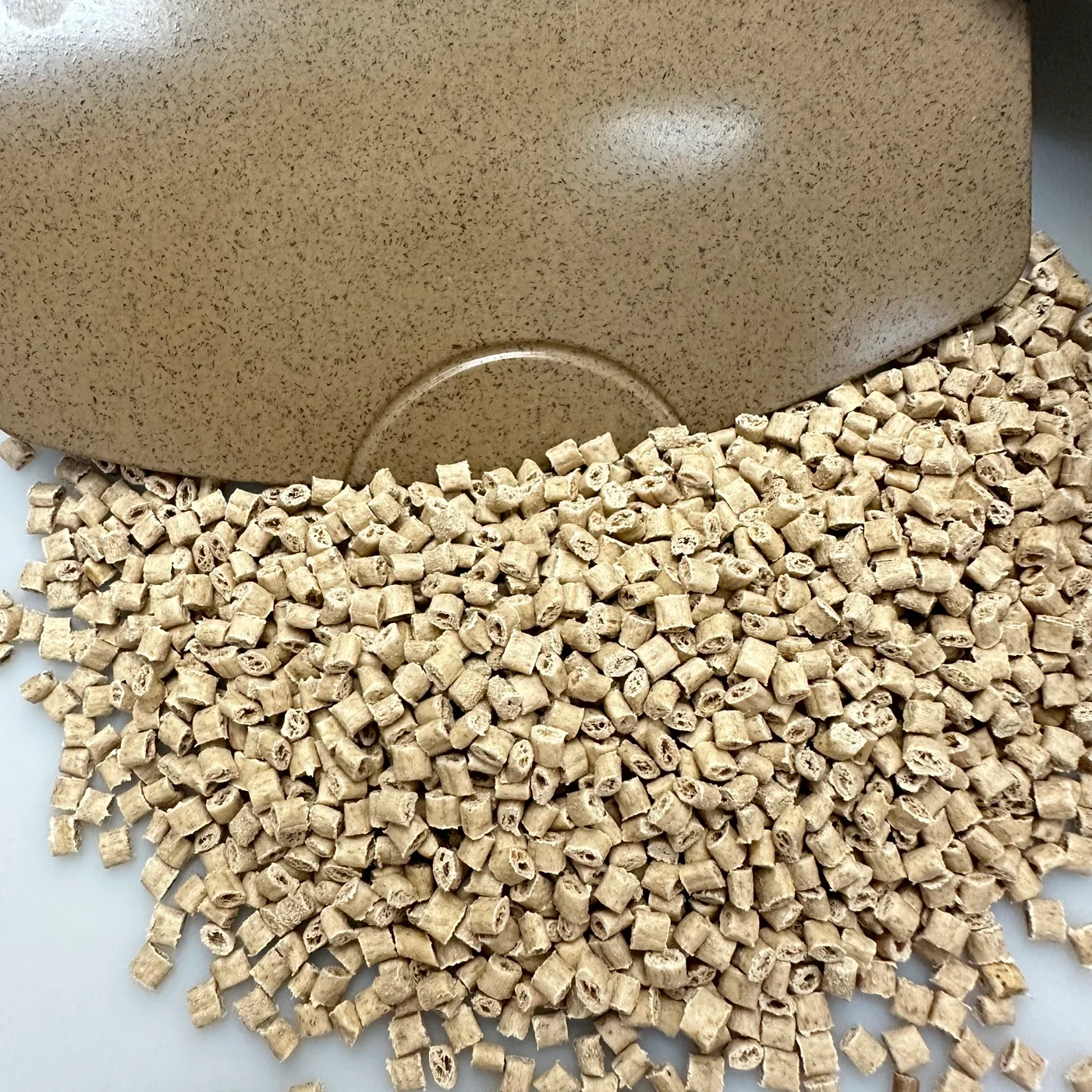DGK-PA6 PA28 335M wood fiber composite PA6 beige pellets