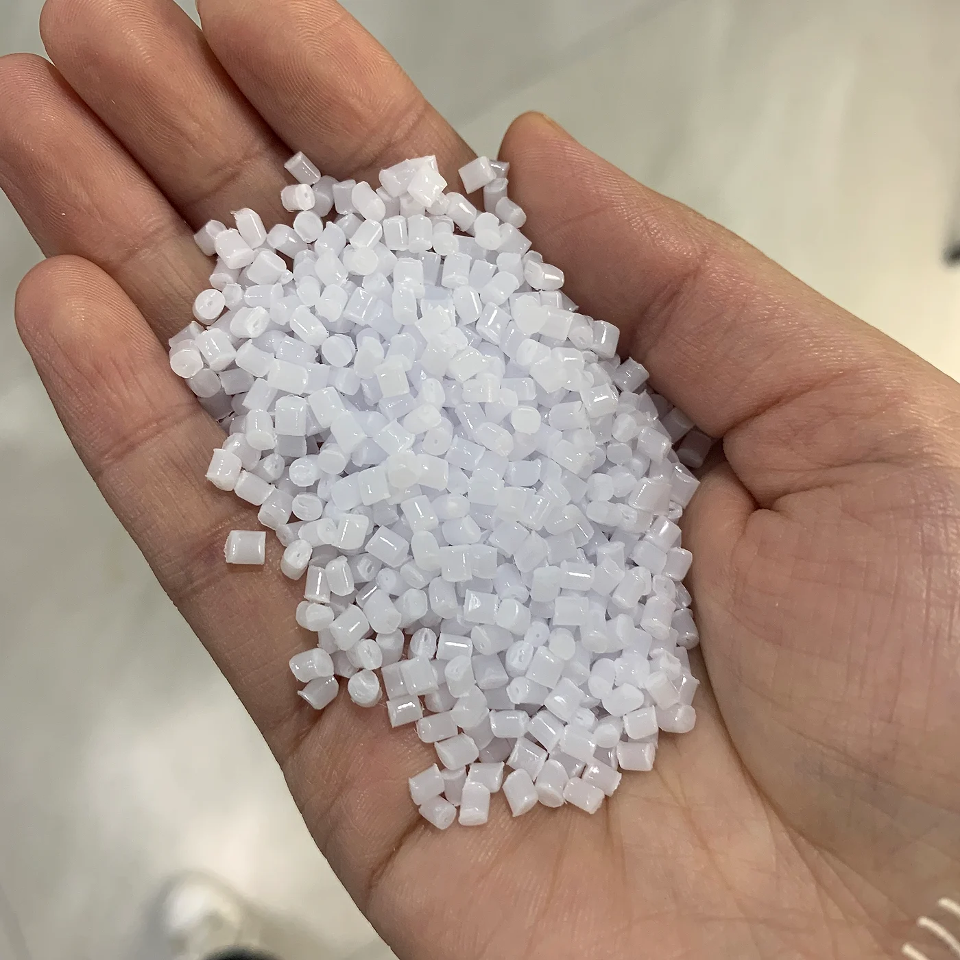 DGK-PC F295AA translucent light diffusion PC pellet hand sample